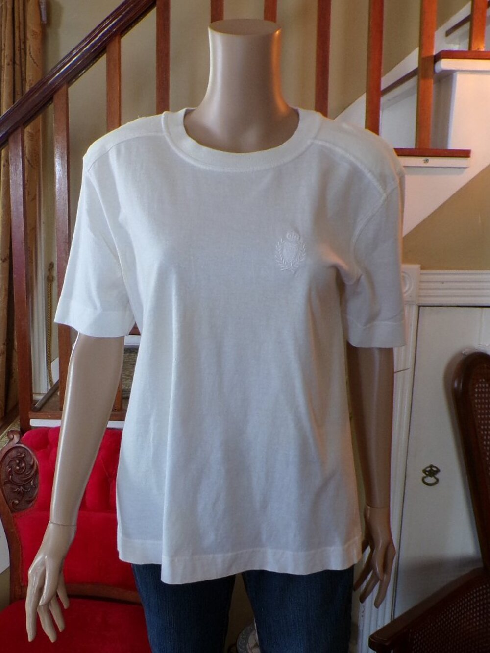 JACLYN CLASSICS Women's Tee Shirt Cream Crew Neck Coat of Arms Embroidered Sz: S